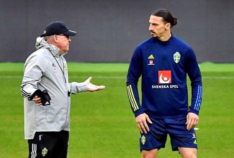 Ruotsin päävalmentaja Janne Andersson (vas.) ja Zlatan Ibrahimović keskustelivat harjoituksissa 23. maaliskuuta.
