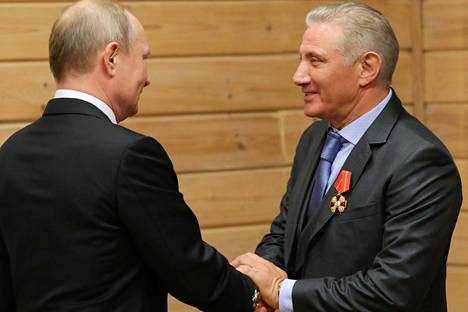 Boris Rotenberg (oik.) ja presidentti Vladimir Putin kättelivät pietarilaisen Turbostroitel-judoseuran kunniamerkkitilaisuudessa marraskuussa 2019.