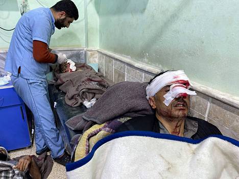 Maanjäristyksen uhreja syyrialaisessa Bab al-Hawan sairaalassa Idlibin alueella.