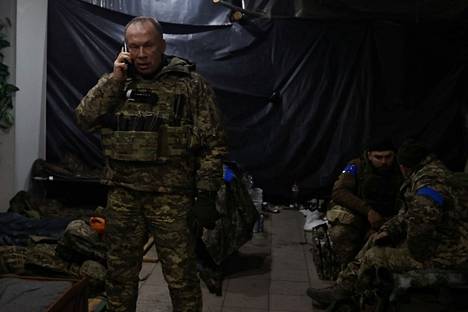 Ukrainan maavoimien johtaja Oleksandr Syrskyi vierailulla Soledarissa tammikuun alussa julkaistussa kuvassa.