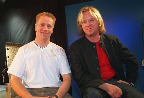 Yö-yhtyeen alkuaikojen keulahahmot Olli Lindholm (vas.) ja Jussi Hakulinen yhteiskuvassa vuonna 2001.