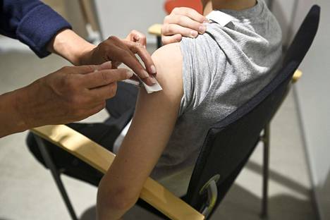Yli 80 prosenttia vähintään 12-vuotiaista on saanut kaksi annosta korona­virus­rokotetta, kertoo THL. 12-vuotias poika sai Biontechin ja Pfizerin rokotetta Espoossa syyskuun lopulla.