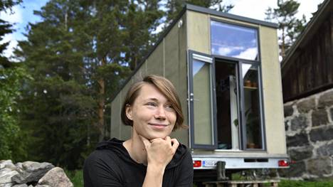Kotona ei ole vessaa eikä jääkaappia – Tiina Malinen muutti itse rakentamaansa minivaunuun vuonna 2016 ja on pärjännyt vähemmällä kuin luuli    