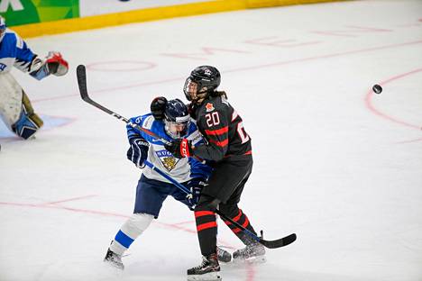 Suomen Jenni Hiirikoski ja Kanadan Sarah Nurse kamppailivat Espoossa 2019 pelatuissa naisten MM-kisoissa.