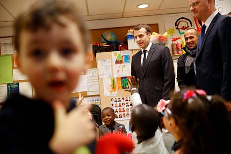 Ranskan presidentti Emmanuel Macron ja opetusministeri Jean Michael Blanquer vierailivat tiistaina pariisilaisessa esikoulussa. Macron ilmoitti laskevansa oppivelvollisuusiän kuudesta kolmeen.