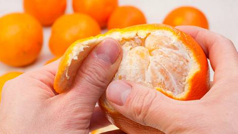 Kuoriiko kumppanisi sinulle appelsiinin, jos pyydät? Tiktokissa leviävien väitteiden mukaan vastaus kertoo parisuhteen tilasta.