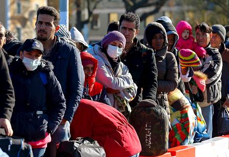 Siirtolaiset odottivat Saksan rajan ylitystä Passaun lähistöllä Itävallassa marraskuussa 2015.