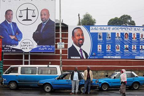 Pääministeri Abiy Ahmedin (oik.) ja oppositiojohtaja Berhanu Negan vaalimainoksia ennen parlamenttivaaleja Etiopiassa. 
