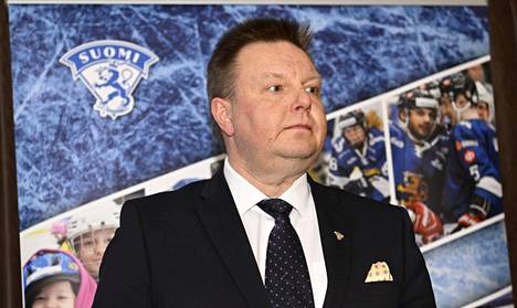 Jääkiekkoliiton puheenjohtaja Harri Nummela esitteli tyytyväisenä MM-turnauksen tuottoa Turussa.