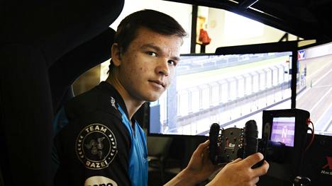 Autourheilu | Simulaattorikisoissa vakuuttanut 18-vuotias Sami-Matti Trogen teki ammattilaissopimuksen – ”Aika siirtää painoarvoa myös oikeaan ajamiseen”