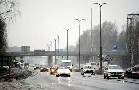 Lauantain epävakainen sää jatkuu vielä sunnuntainakin. Kuvassa autoliikennettä Vihdintiellä Helsingissä maanantaina 4. huhtikuuta. 