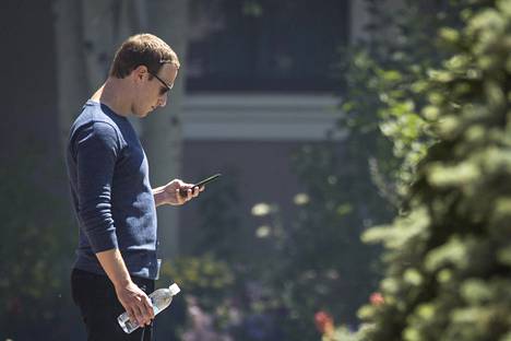 Facebookin perustaja Mark Zuckerberg selasi puhelintaan Idahossa heinäkuussa.