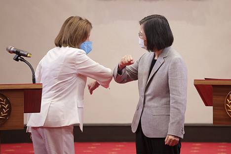 Nancy Pelosi tervehti Taiwanin presidentti Tsai Ing-weniä Taipeissa 3. elokuuta.