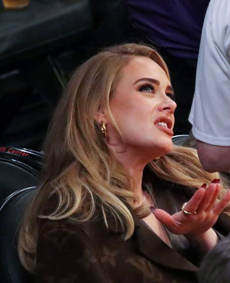 Uuden levyn julkaisuun valmistautuva Adele seurasi katsomossa koripallo-ottelua Los Angelesissa lokakuussa. 