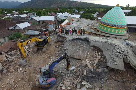 Pelastustyöntekijät etsivät maanjäristyksen uhreja Jamiul Jamaah -moskeijan raunioista Pemenangissa, Pohjois-Lombokissa keskiviikkona. Järistyksen uhriluvun odotetaan nousevan, kunhan syrjäseuduilta saadaan enemmän tietoa.