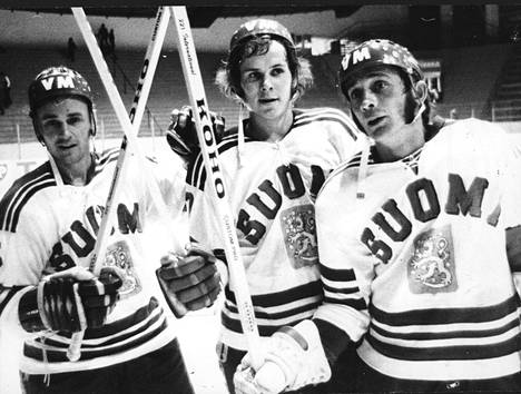 Suomi–Tshekkoslovakia-ottelu vuonna 1971. Pekka Leimu (vas.), Matti Murto ja Matti Keinonen leijonapaidoissa.
