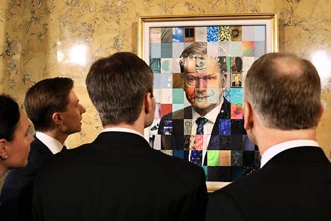 Suomen hallitukset ministerit tarkastelivat Sauli Niinistön muotokuvaa kuvan julkistamistilaisuudessa Valtioneuvoston linnassa toukokuussa 2018.