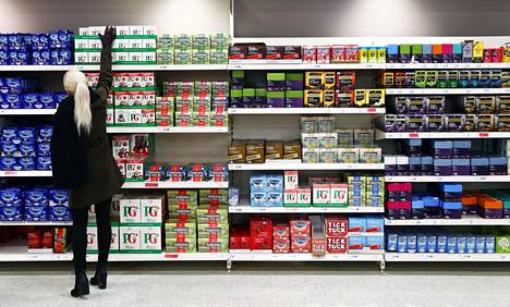 Teevalikoimaa lontoolaisessa supermarketissa. Valtaosa briteistä juo pussiteetä. Suosittuja merkkejä ovat vahvat perusteet, kuten Yorkshire Tea, Twinings Everyday, PG Tips sekä Tetley.