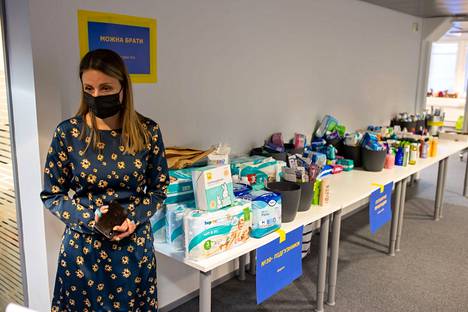 Ukrainalaisten avustuskeskuksen johtaja Elizabeth Harjunpää kuvattiin maaliskuussa. Hygieniatarvikkeille on ollut paljon kysyntää.