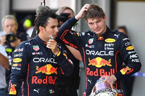 Red Bullin Max Verstappen (oik.) ja Sergio Perez ottivat kaksoisvoiton Bakussa.