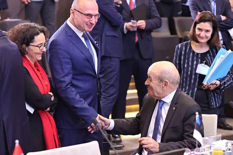 Kroatian ulkoministeri Gordan Grlić Radman (vas.) kätteli Ranskan ulkoministeri Jean-Yves Le Drianin kanssa Naton ulkoministerikokouksessa Brysselissä 7. huhtikuuta.