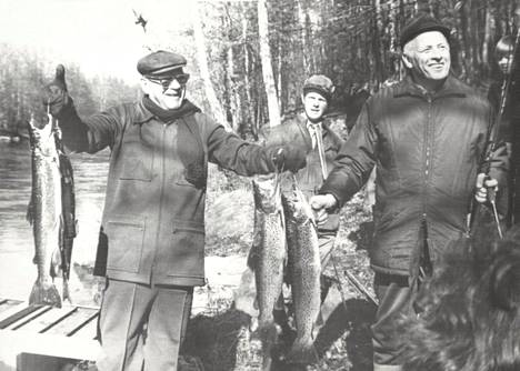 Kovasti ihastelivat ruotsalaiset isännät, etenkin maaherra Thure Andersson (oik.) presidentti Urho Kekkosen kalastustaitoa – lohia nousi Mörrum-joesta useampia.
