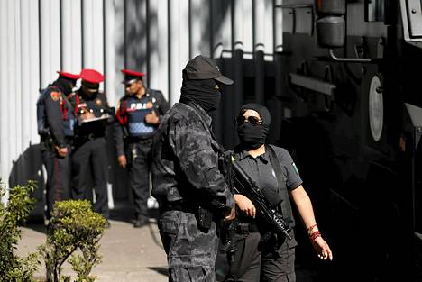 Turvatoimet Meksikon järjestytyneeseen rikollisuuteen erikoistuneen syyttäjän toimiston ulkopuolella olivat perjantaina kireät.