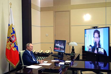 Venäjän valtiollisen uutistoimiston Sputnikin välittämän kuvan kerrotaan esittävän Vladimir Putinia keskustelemassa valtion kulttuuripalkinnon saajien kanssa videoyhteydellä residenssistään Novo-Ogarjovosta Moskovan luoteispuolelta perjantaina.