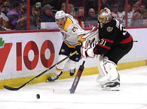 Nashville Predatorsin Matt Luff ja Ottawa Senatorsin maalivahti Anton Forsberg kamppailevat kiekosta kaukalon laidalla Ottawassa viime huhtikuussa.