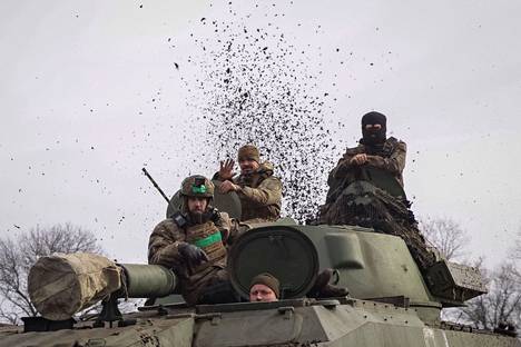 Ukrainalaissotilaita haupitsissa lähellä Bahmutia maanantaina. 