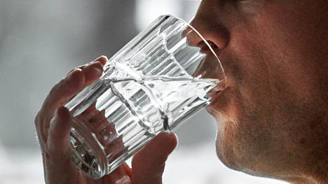 Vettä kannattaa juoda pitkin päivää sen sijaan, että joisi kerralla suuren määrän.