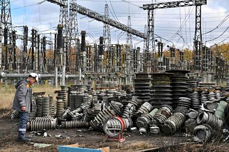 Ukrainalaisen sähkövoimalaitoksen työntekijä tarkasteli Venäjän ohjusiskun aiheuttamia vaurioita lokakuun lopulla. Kuvauspaikkaa ei julkistettu.