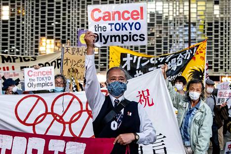 Mielenosoittaja vastusti Tokion olympialaisten järjestämistä maanantaina. 