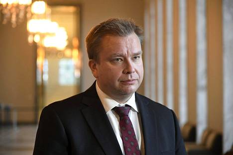 Puolustusministeri Antti Kaikkonen (kesk)