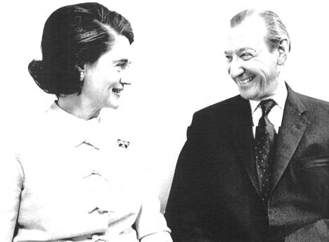 Itävaltalainen Kurt Waldheim ja hänen vaimonsa Elisabeth iloitsevat nimityksestä.
