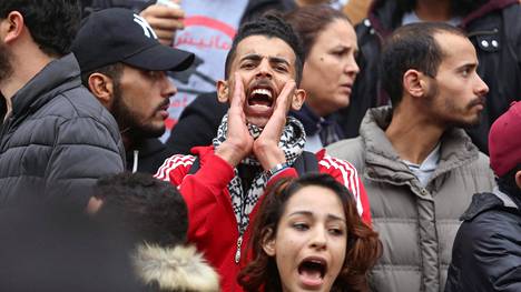 Tunisialaiset protestoivat kaduilla veronkorotuksia ja kohoavia hintoja vastaan – yksi ihminen kuollut ja kymmeniä otettu kiinni