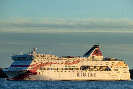 Baltic Princess -alus kuvattuna torstaina saapumassa Turkuun.