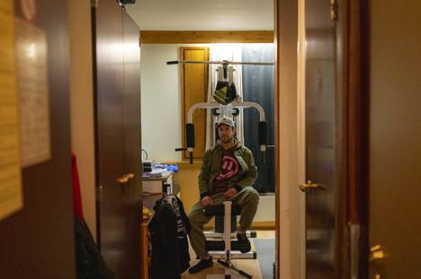Andrew Kirkhope on asunut 10 neliön huoneessa pari vuotta. Kuntosalilaitteen lisäksi Kirkhopen huoneeseen mahtuu levittämään myös joogamaton. Asunto järjestyi työnantajan kautta.