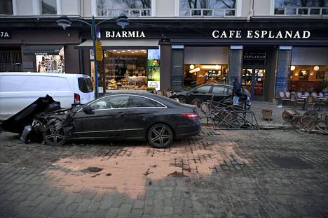 Auto pysähtyi Cafe Esplanadin edustalle.