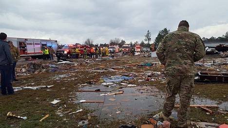 Yhdysvaltojen ilmavoimien sotilas tutkii tornadotuhoja Adelissa Georgian osavaltiossa sunnuntaina 22. tammikuuta.