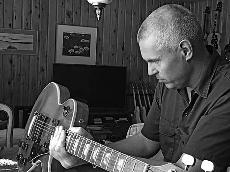 Kimmo Aroluoma ja kitara-aarre: Petri Wallin käytössä ollut Gibson Les Paul Deluxe. – Kirjan kuvitusta. 