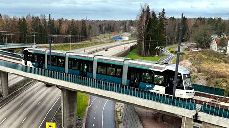 Linjan 15 pikaratikka liikenteessä Helsingissä 7. marraskuuta 2023. Pikaratikka ylittää Kehäykkösen Espoon Ruukinrannassa.