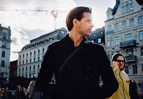 Ruotsalaisessa mediassa Alex Schulman on näkyvä, räiskyvä satiirikko ja mielipiteitäkin jakava hahmo.
