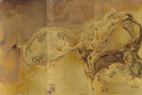 Toni R. Toivosen teoksessa Giving Birth and Dying Still (2016) poikimiseen kuollut lehmä ja vasikka ovat jättäneet jälkensä pronssiseen levyyn.