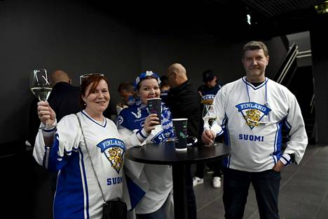 Tuija Manner (vas), Kristiina Manner ja Petri Manner tulivat vasta Suomen peliä katsomaan. Sitä ennen he olivat käyneet syömässä ja viettäneet aikaa terassilla.