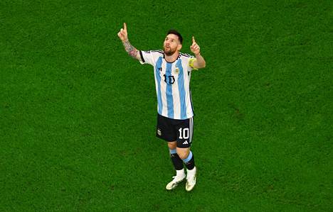Lionel Messi tuuletti maaliaan.