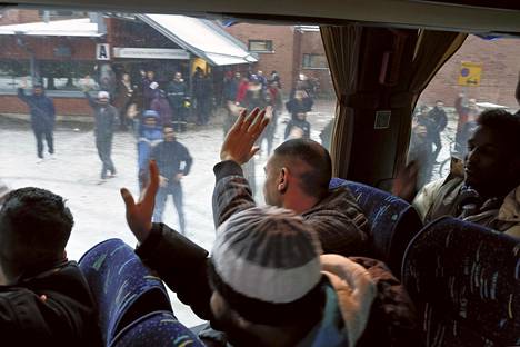 Turvapaikanhakijoita siirrettiin Konnunsuon vastaanottokeskuksesta Ruovedelle bussilla marraskuun lopussa.