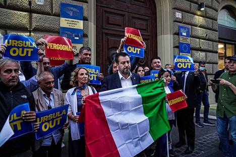 Lega-puoluetta johtava Matteo Salvini järjesti 23. syyskuuta kannattajineen mielenilmauksen Euroopan parlamentin Rooman-toimiston edustalla. Salvinia korpesivat Ursula von der Leyenin puheet, joiden mukaan EU:lla on ”työkaluja”, jos asiat Italiassa alkavat mennä väärään suuntaan.