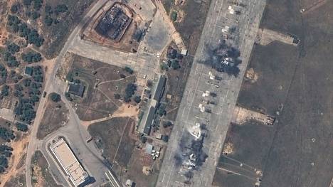 Satelliittikuva näyttää tuhoutuneita lentokoneita sekä polttoainevaraston Venäjän Belbekin-lentotukikohdassa Krimillä.