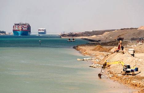 Suezin kanavan väylää ruopattiin helmikuussa.